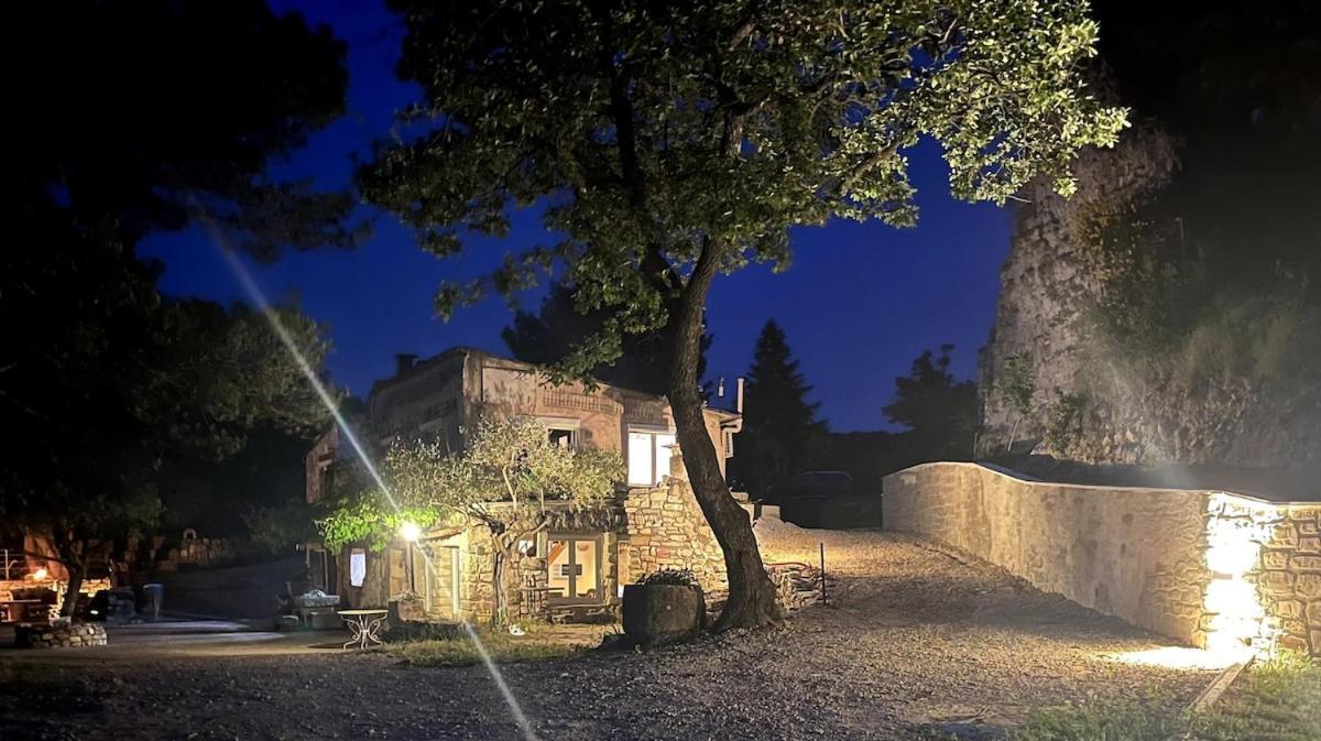 Le Castellas - Gite En Pleine Nature Montmirat Buitenkant foto